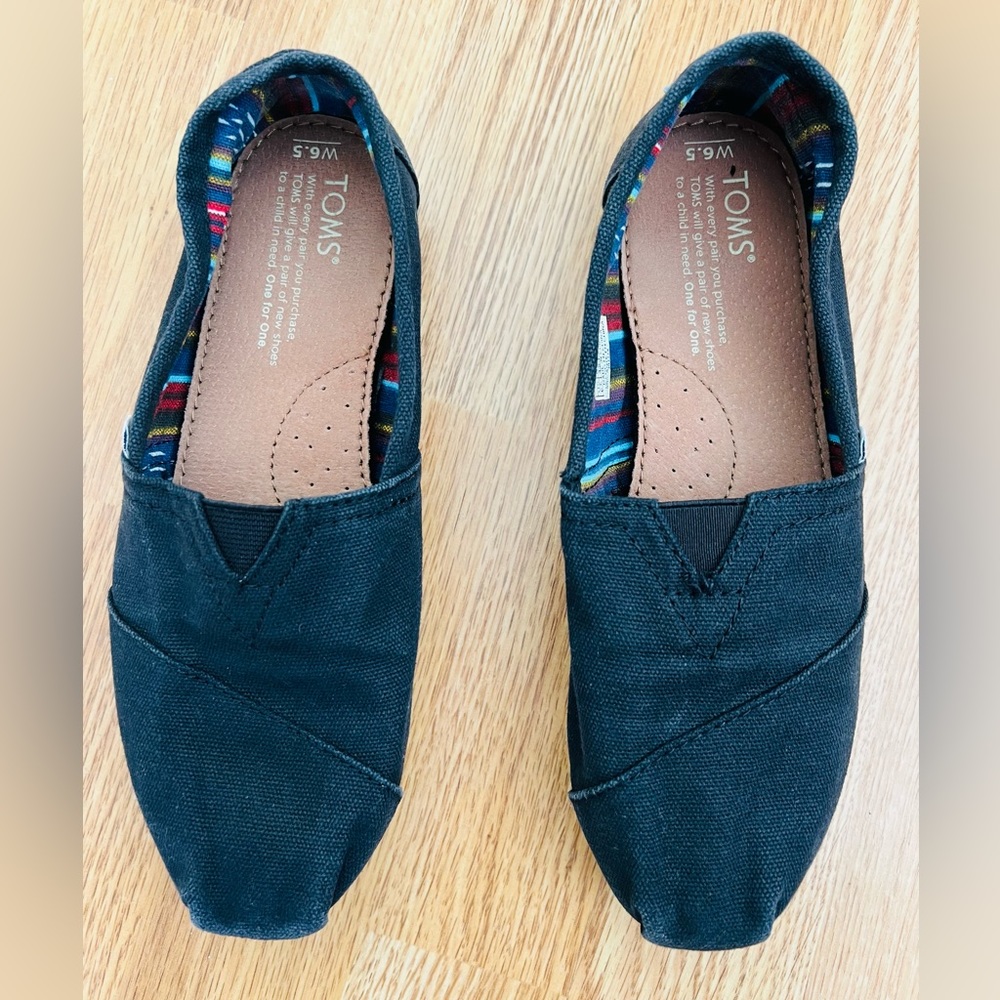 Toms- like new